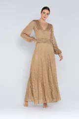 Vestido largo color dorado con textura bordada, escote en V, mangas largas abullonadas y corte en la cintura.
