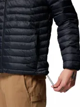 Campera puffer con capucha marca Columbia, modelo Powder Pass Hooded, en color negro con diseño acolchado horizontal. Cuenta con cierre frontal y el logo de la marca bordado en el pecho.