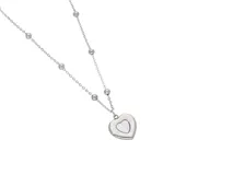 Collar plateado con cadena de eslabones y bolitas, con dije de corazón con centro de nácar.