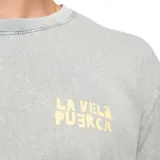 Remera gris con estampa amarilla en el pecho con la leyenda "La Vela Puerca".