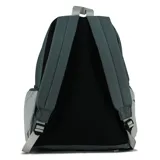 Mochila Diadora de dos tonos, verde oscuro y gris claro, con bolsillo frontal grande con cierre y logo Diadora estampado en blanco en la parte superior.