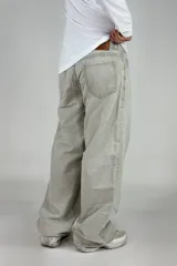 Pantalón jean color verde oliva claro, de corte amplio y estilo baggy.
