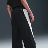 Pantalón deportivo Nike Air de corte recto, color negro con paneles laterales en color blanco. Cuenta con cintura elástica y logo de la marca en la parte superior delantera.