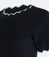 Top de manga corta ajustado al cuerpo, color marrón oscuro, con cuello redondo y bordes festoneados en color crema o beige claro.