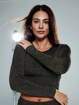 Buzo tejido plateado con cuello redondo y mangas largas.