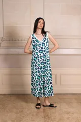 Vestido largo de morley con estampado animal print en tonos blanco, azul y verde.