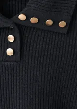 Jersey de punto acanalado con cuello polo y cierre frontal de botones decorativos. Presenta un diseño recto de manga larga.