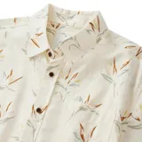 Camisa de manga corta con estampado de flores color beige, con cuello abotonado y bolsillo en el pecho.