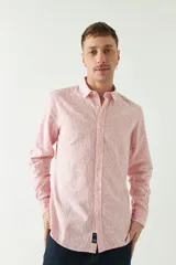 Camisa de manga larga con estampado de figuras geométricas en tonos beige y negro, confeccionada en tejido estilo lino.