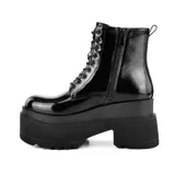 Botas negras de caña media con plataforma gruesa y cordones.