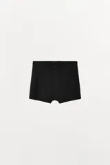 Shorts muy corto de tiro alto, color negro, confeccionado en mezcla de poliamida. Presenta cintura elástica y cierre frontal con cremallera oculta en la costura.