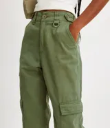 Pantalón jogger color beige, de tiro alto, con bolsillos cargo laterales y tobillos ajustados.