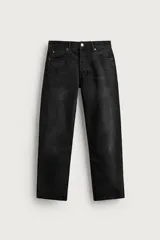 Jeans regular fit de hombre confeccionados en denim de algodón color negro con efecto lavado. Presentan diseño clásico de cinco bolsillos, tiro medio, pierna recta y cierre frontal con botones.