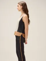Top de lino sin mangas, con diseño color-block que combina paneles en beige al frente, negro en los laterales y marrón en la parte inferior.