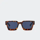 Lentes de sol con armazón rectangular de plástico reciclado con diseño carey y cristales oscuros.