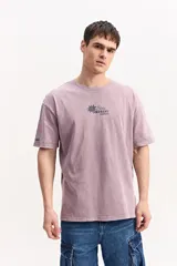 Remera oversize azul marino con efecto lavado, manga corta y cuello redondo. Cuenta con un pequeño estampado gráfico frontal con texto blanco y diseño XL en la espalda.