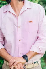 Camisa blanca de manga larga, de corte clásico y holgado, confeccionada en algodón con botones de madera.