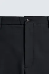 Pantalón de corte recto confeccionado en tejido con mezcla de algodón y lana. Presenta bolsillos laterales, bolsillos traseros de doble vivo con botón y cierre frontal con cremallera y botón.