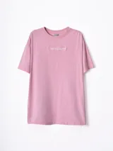 Remera de algodón color rosado, con cuello redondo, mangas cortas y bordado frontal con la frase 'TIME TO blossom'.