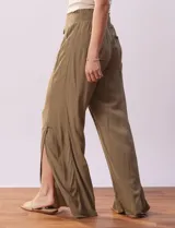 Pantalón wide leg color oliva con cintura elastizada y cordón ajustable.