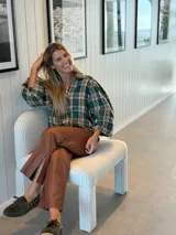 Camisa de corte oversize con mangas voluminosas y puños elásticos, confeccionada en tela de algodón con estampado de cuadros en tonos verde, beige y blanco.