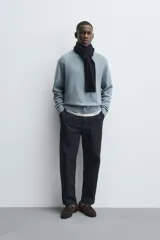 Jersey de corte regular fit confeccionado en una mezcla de lana y cashmere. Presenta cuello redondo, manga larga y acabados en rib en puños y bajo.