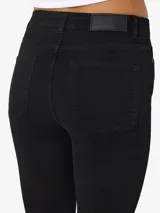 Jean flare de tiro alto en denim elástico, con silueta ajustada que se ensancha levemente hacia el dobladillo. Presenta diseño clásico de cinco bolsillos y cierre frontal con botón y cremallera.