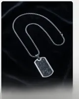 Collar de acero inoxidable con cadena de eslabones tipo box y dije rectangular con centro de fibra de carbono y bordes estriados.