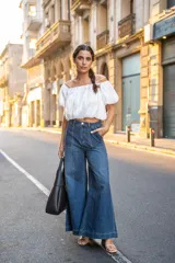 Pantalón de jean azul de tiro alto, corte recto y pierna ancha.