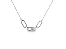 Collar de bronce bañado en rodio con cadena delicada y dije central compuesto por tres eslabones alargados, con una zirconia incrustada en el eslabón del centro.