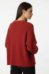 Sweater de tejido de punto grueso, color bordó, con cuello redondo a la base, mangas largas y corte holgado.
