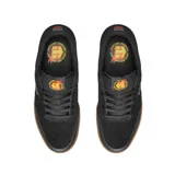 Championes Etnies Marana X Santa Cruz, color negro con logo de Etnies en gris y suela marrón.