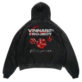Hoodie negro con capucha, cordón ajustable y bolsillo canguro. Estampado en la espalda con el logo "Vinnare Project", dados rojos y texto en cursiva.