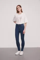 Pantalon jean de corte super skinny y tiro alto, con acabado lavado en tono gris.