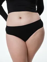 Bombacha tipo bikini de microfibra con diseño seamless, que ofrece un ajuste suave y sin costuras visibles. Cuenta con fundillo de algodón para mayor comodidad y frescura.