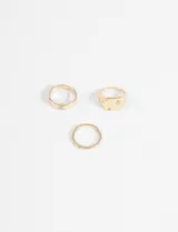 Set de tres anillos dorados con incrustaciones de strass.