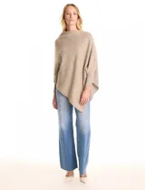 Poncho verde de tejido lurex, con cuello recto, manga japonesa con puños y terminación asimétrica.