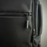 Mochila de viaje color negro con diseño funcional, compartimento para laptop y puerto USB integrado. Fabricada en material resistente al agua, cuenta con múltiples bolsillos internos y externos, y diseño antirrobo.