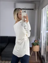 Sweater color marrón de manga murciélago oversize, con escote barco y bordado de lentejuelas y canutillos al tono en hombros y mangas.