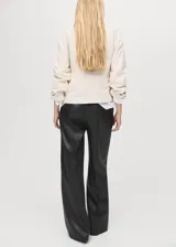 Chaqueta recta de algodón estilo vaquero, color blanco, con manga larga, cuello camisero de efecto piel en contraste, cierre oculto de cremallera y botones, y dos bolsillos delanteros de parche con solapa.