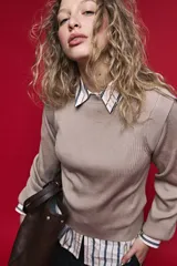 Sweater de punto rib color tostado, con hombros estructurados y mangas abullonadas con puños elásticos.