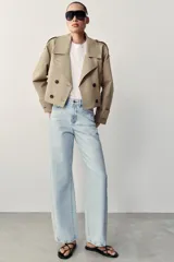 Jeans de tiro alto con diseño barrel y cinco bolsillos, de pernera holgada que se estrecha hacia el tobillo, en tono celeste claro.