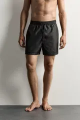 Short de baño negro de tejido técnico, con cintura elástica ajustable con cordón, bolsillos laterales y forro interior, perteneciente a la colección especial Aaron Levine x Zara.