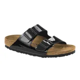 Sandalia Birkenstock modelo Arizona con dos correas ajustables de material sintético con acabado brillante tipo charol, plantilla anatómica de corcho y suela de goma.