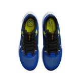 Championes de running Nike Pegasus 40, color negro con detalles en blanco. Presentan una parte superior de malla técnica transpirable, entresuela con tecnología Air Zoom para mayor amortiguación y suela de goma con tracción optimizada.