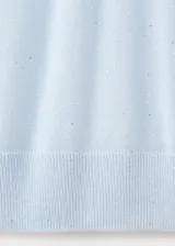 Chaleco de tejido de punto fino color celeste con sutiles lentejuelas, cuello polo y cierre delantero parcial con botones.