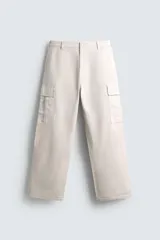Pantalón cargo de corte recto confeccionado en tejido de algodón. Presenta bolsillos laterales con solapa, bolsillos frontales y cierre con cremallera y botón.