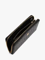 Billetera grande color negro con cierre perimetral dorado. El exterior presenta un patrón texturizado de monogramas en relieve y un logo metálico central.