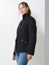 Campera acolchada negra con diseño capitoné de rombos. Posee cuello alto abotonado y cierre frontal oculto con botones a presión dorados. Incluye bolsillos delanteros con solapa y botones a presión dorados.