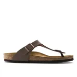 Sandalias Birkenstock modelo Gizeh color marrón topo, con tira delantera ajustable con hebilla metálica color cobre.